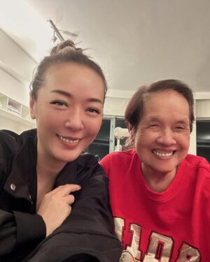 Florence Kwok Instagram - 【我的可爱媽媽】
佢嚟家姐屋企食飯，下晝3:00就到
佢已經嘈住話要食下午茶
跟住我同佢玩以色列麻雀
家姐又燉咗個蛋白俾佢食
夜晚食飯，佢食咗一隻大閘蟹
食咗好多芋頭、又食咗好多grilled ribs
又話啲黃芽白好甜
總之見到乜食乜、食乜都話好食
仲飲Coke Zero 
食完飯我哋喺度傾偈
因為有時喺出面食飯，環境好嘈雜
大家都傾唔到偈，食完飯就急急腳走
佢明顯冇心機同我哋吹水
我見佢悶就拎咗條綠豆雪條出嚟問佢要唔要
佢好搞嘢，話我食佢就食
咁都要拉我落水🤣
其實平時得佢一個人同工人姐姐食飯
今日個仔同新抱、個女同女婿、同埋個細女都陪住佢食飯
梗係開心啦，開心梗係食多d啦
食完送happy girl回家❤️ 
#家人就是要珍惜和陪伴