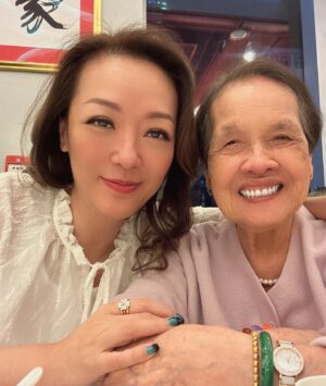Florence Kwok Instagram - 【我的可愛媽媽】
🩷媽咪，我返咗嚟，同你飯
💛好呀，大閘蟹當造🦀喎
🩷好，我問吓家姐你食唔食🉐️
💛hey, 又唔係食好多
…………………….
🩷媽咪，訂咗位啦，大閘蟹都訂埋啦，每人一隻
💛咁少？你阿哥唔夠㗎喎
🩷係佢唔夠定你唔夠
就係咁，我哋就好開心咁食咗個晚飯
🩷媽咪，過幾日再同你食飯
💛好呀，下次每人兩隻呀
🤣🤣🤣🤣🤣🤣
🦀🦀🦀🦀🦀🦀