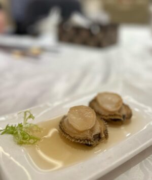 Florence Kwok Instagram - 【我的可愛媽媽】
🩷媽咪，我返咗嚟，同你飯
💛好呀，大閘蟹當造🦀喎
🩷好，我問吓家姐你食唔食🉐️
💛hey, 又唔係食好多
…………………….
🩷媽咪，訂咗位啦，大閘蟹都訂埋啦，每人一隻
💛咁少？你阿哥唔夠㗎喎
🩷係佢唔夠定你唔夠
就係咁，我哋就好開心咁食咗個晚飯
🩷媽咪，過幾日再同你食飯
💛好呀，下次每人兩隻呀
🤣🤣🤣🤣🤣🤣
🦀🦀🦀🦀🦀🦀