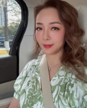 Florence Kwok Instagram - 今天在海南島
38C
在車上先拍個照
一陣溶了笑唔出😰