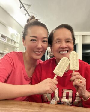 Florence Kwok Instagram - 【我的可爱媽媽】
佢嚟家姐屋企食飯，下晝3:00就到
佢已經嘈住話要食下午茶
跟住我同佢玩以色列麻雀
家姐又燉咗個蛋白俾佢食
夜晚食飯，佢食咗一隻大閘蟹
食咗好多芋頭、又食咗好多grilled ribs
又話啲黃芽白好甜
總之見到乜食乜、食乜都話好食
仲飲Coke Zero 
食完飯我哋喺度傾偈
因為有時喺出面食飯，環境好嘈雜
大家都傾唔到偈，食完飯就急急腳走
佢明顯冇心機同我哋吹水
我見佢悶就拎咗條綠豆雪條出嚟問佢要唔要
佢好搞嘢，話我食佢就食
咁都要拉我落水🤣
其實平時得佢一個人同工人姐姐食飯
今日個仔同新抱、個女同女婿、同埋個細女都陪住佢食飯
梗係開心啦，開心梗係食多d啦
食完送happy girl回家❤️ 
#家人就是要珍惜和陪伴