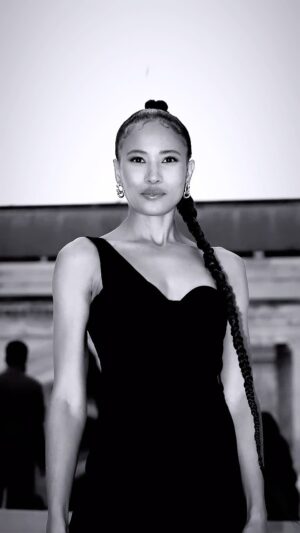 Fola Evans-Akingbola Instagram - I think this hair & makeup has created a new alter ego for me. I just need a name for her… ✨

Footage by @markedwincase / @bafta / @gettyimages for BAFTA 

👑 @nicola_harrowell 
💄 @kennethsohmakeup x @lancomeofficial 
👗 @joannafem x @violantenessiofficial