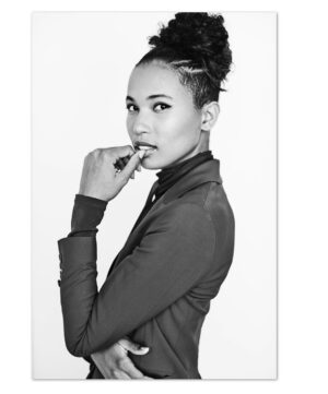 Fola Evans-Akingbola Instagram - Power Posing!👩🏾‍💼🤓💪🏽
---------------------------------------
Thanks for having us @tvguidemagazine @tvinsider #nycc #siren #blackandwhite 📸: @iheartmaarten 💄: @brennadmakeup 👗: @lisaandtylerj @theory__
