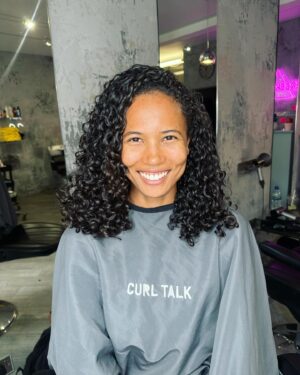 Fola Evans-Akingbola Instagram - New hair, who dis? 
@curl.talk gave me a much needed cut & refresh. Thank you @izzybecurly 🙏🏽👑🙏🏽

#curlygirl #curltalk