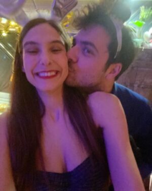 Foteini Atheridou Instagram - Θα σε αποχαιρετήσω τώρα φίλε μου καλέ … θα σε βγάλω από το μυαλό μου που κοντεύει να σπάσει και θα σε κρατήσω στην ψυχή μου ! είμαι σίγουρη ότι δεν έφυγες για να μας δυστυχήσεις … έφυγες πρώτος και καλύτερος για να μας δείξεις πόσο μικρή είναι η ζωή…. Μια ανάσα …. Κράτησε την και ερχόμαστε κι εμείς να κάνουμε παρέα και να κουτσομπολέψουμε ! Μέχρι τότε έχε γεια …. 
 Η Κουφή σου ❤️