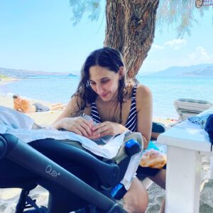 Foteini Atheridou Instagram - Ευτυχώς έχω καρότσι ρειντζ Ρόβερ και μπορώ να έρχομαι και στις παραλίες κάτω από τα δέντρα μου 🙏🏼😊 #happy #family #quaxbaby @thebabycity @quaxbaby_greece