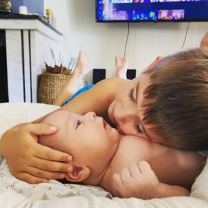 Foteini Atheridou Instagram - Τρία τα αγορια που αγαπώ … τρεις και οι Μαγκλάρες … ❤️❤️❤️ #myboys #love #family #happiness