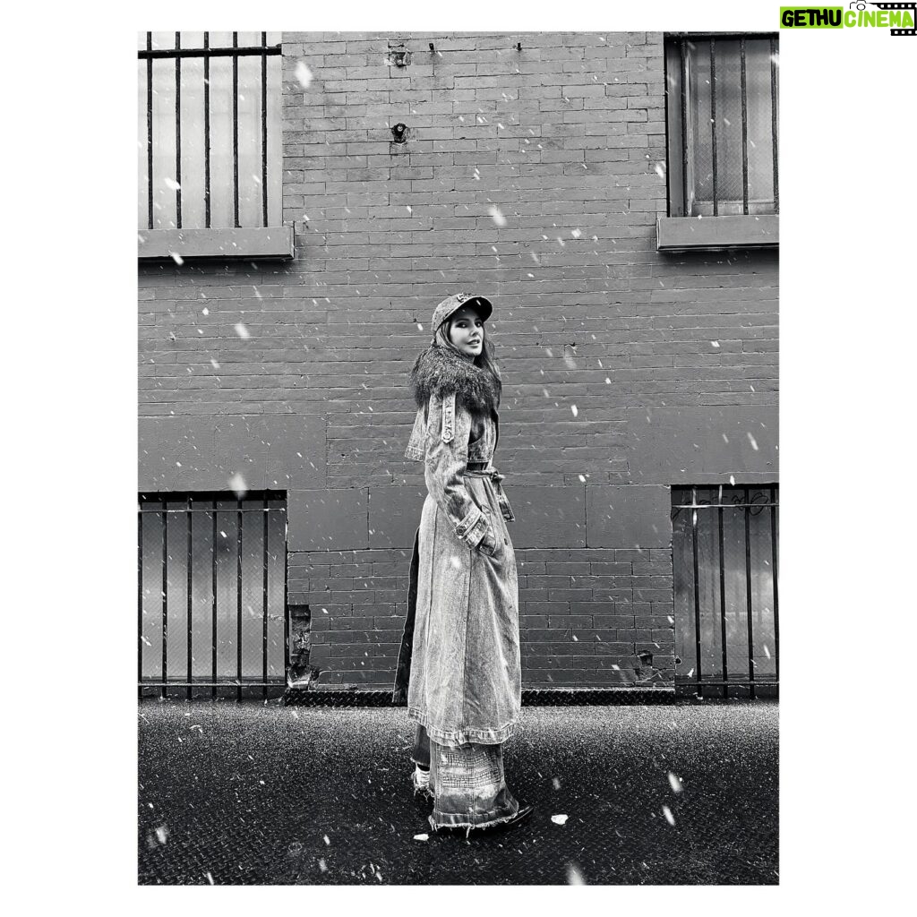 Frédérique Bel Instagram - #❄️☃️#Edito #Snow #Nyfw @fashionmagazine24 @octave999 @shourouk @theprimeamanda #Nyfw #fakefurcoat @fashionmagazine24 #NewYork #FashionWeek #NewYorkFashionWeek2024 #newyorklife @octave999 #Fashion #actress #frenchactress #Actress #Actrice #actricefrancaise #comedienne ##sexywomen #sexyoutfit #sexyGirl #sexyWoman #sexy #sexybodysuit #sexyfeetmodel #fetiche #sexyfashionaddict #newyork