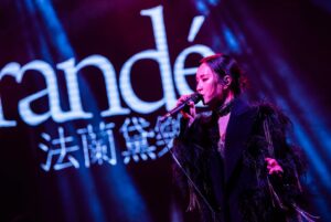 Fran Chen Instagram - 愛大港！大港開唱好好玩！💜🤎🩶
沿途所見是一個又一個青春美麗的靈魂，熱烈無畏，各自綻放。

#人生的音樂祭 #大港開唱 #法蘭黛 #李英宏
照片感謝#出日音樂 提供

@megaportfest @djdidilong