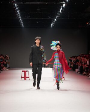 Fran Chen Instagram - 你快樂所以我快樂～

@infdark 
@tpe.fashionweek 
#台北時裝週 #INF 
Photo / @linyenchou 
MakeUp / @clairechengmakeup 

Thank you all.💜🤎🤍