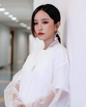 Fran Chen Instagram - #蒙娜麗莎的微笑 之 蒙娜法蘭都不笑⋯
（正常發揮而已。）

其實是在寫歌中，開個玩笑解解挫折感。曲難，歌詞也難，不過人生更難啊；這麼一轉念，就釋懷。（單純是天賦啊只能說😆）

我們總還是得往前走，在說完好笑的調侃話之後。

#法蘭 #fran #法蘭fran
#五月天 #泉州 #後台 #OOTD 
#搞笑 #日常 #寫歌 #挫折