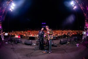 Fran Chen Instagram - 愛大港！大港開唱好好玩！💜🤎🩶
沿途所見是一個又一個青春美麗的靈魂，熱烈無畏，各自綻放。

#人生的音樂祭 #大港開唱 #法蘭黛 #李英宏
照片感謝#出日音樂 提供

@megaportfest @djdidilong
