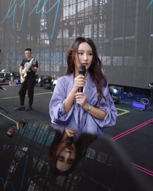 Fran Chen Instagram - 跟著五月天來到泉州了！謝謝五月天！
試音完畢，我們晚上見！！！

#五月天 #泉州 #演唱會
#好好好想見到你 #開場嘉賓 
#法蘭 #fran #法蘭fran