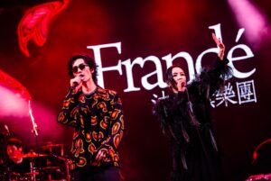 Fran Chen Instagram - 愛大港！大港開唱好好玩！💜🤎🩶
沿途所見是一個又一個青春美麗的靈魂，熱烈無畏，各自綻放。

#人生的音樂祭 #大港開唱 #法蘭黛 #李英宏
照片感謝#出日音樂 提供

@megaportfest @djdidilong