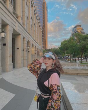 Frances Wu Instagram - 💖🖤💛
#Saturday ✨
#versacejeans #christiandior #bellavita