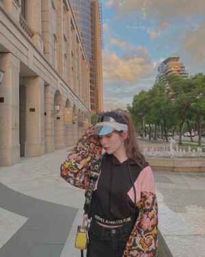 Frances Wu Instagram - 💖🖤💛
#Saturday ✨
#versacejeans #christiandior #bellavita