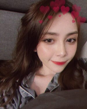 Frances Wu Instagram - 卸妝前的自拍😚