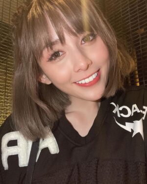 Frances Wu Instagram - 👉我的牙齒好看嗎？___😆
#陶瓷貼片 #開箱 #我的牙醫

我知道大家都很好奇 
也很喜歡我的牙齒（喂～自己講）😝
我非常的在意牙齒的整齊與清潔！
之前就有關注的人，就知道我有戴過牙套
但我是要求很高、要求完美的人，
就是覺得笑起來怪怪的…於是～廢話不多說！

我做了一直很想用的「陶瓷貼片」❤️
你們一定覺得根本沒差，
看完你就知道我為什麼要做了😚

1️⃣一旦選好色階，牙齒就一輩子那個顏色，
不會變黃，不需另外做冷光美白，
也是我覺得很讚的一點

2️⃣醫師會依照我們的臉型、嘴唇、牙齦，
模擬出術後微笑最完美的型態，
就不用怕以後笑起來嘴巴斜斜的了😍
（這我覺得做的非常專業👍🏻）

3️⃣可以直接改變成你喜歡的牙齒形狀跟大小，
原本門牙旁邊兩顆就過短，導致虎牙特別明顯，
我自認為不好看，現在真的好太多太多了😍
笑起來也自信許多！

真心推薦 「敦南上境」給大家☺️
每個人的牙齒狀況不同 ～
可以直接不用害羞的詢問診所喔！ 
-------------------------------------------------
【敦南上境】牙齒美白｜陶瓷貼片｜隱適美｜植牙
🔹專業醫師 : 蔡昀蓉
🔹電話預約 : 02-2700-0123
🔹線上預約 : @egdental 

#敦南上境 #蔡昀蓉醫師 #美齒貼片