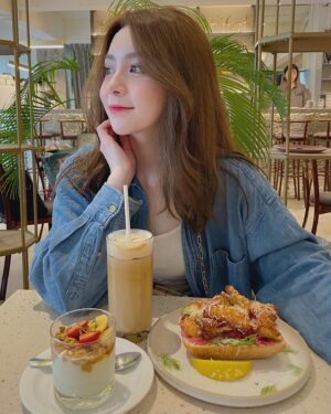 Frances Wu Instagram - 總覺得疫情期間我又更忙了 忙著處理各種訊息，閒暇之餘欣賞各種狂言瞽说 賣弄口才的文章😂😂
#這不知道多久以前的照片了
#還可以內用的日子