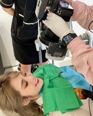 Frances Wu Instagram - 👉我的牙齒好看嗎？___😆
#陶瓷貼片 #開箱 #我的牙醫

我知道大家都很好奇 
也很喜歡我的牙齒（喂～自己講）😝
我非常的在意牙齒的整齊與清潔！
之前就有關注的人，就知道我有戴過牙套
但我是要求很高、要求完美的人，
就是覺得笑起來怪怪的…於是～廢話不多說！

我做了一直很想用的「陶瓷貼片」❤️
你們一定覺得根本沒差，
看完你就知道我為什麼要做了😚

1️⃣一旦選好色階，牙齒就一輩子那個顏色，
不會變黃，不需另外做冷光美白，
也是我覺得很讚的一點

2️⃣醫師會依照我們的臉型、嘴唇、牙齦，
模擬出術後微笑最完美的型態，
就不用怕以後笑起來嘴巴斜斜的了😍
（這我覺得做的非常專業👍🏻）

3️⃣可以直接改變成你喜歡的牙齒形狀跟大小，
原本門牙旁邊兩顆就過短，導致虎牙特別明顯，
我自認為不好看，現在真的好太多太多了😍
笑起來也自信許多！

真心推薦 「敦南上境」給大家☺️
每個人的牙齒狀況不同 ～
可以直接不用害羞的詢問診所喔！ 
-------------------------------------------------
【敦南上境】牙齒美白｜陶瓷貼片｜隱適美｜植牙
🔹專業醫師 : 蔡昀蓉
🔹電話預約 : 02-2700-0123
🔹線上預約 : @egdental 

#敦南上境 #蔡昀蓉醫師 #美齒貼片