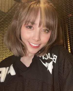 Frances Wu Instagram - 👉我的牙齒好看嗎？___😆
#陶瓷貼片 #開箱 #我的牙醫

我知道大家都很好奇 
也很喜歡我的牙齒（喂～自己講）😝
我非常的在意牙齒的整齊與清潔！
之前就有關注的人，就知道我有戴過牙套
但我是要求很高、要求完美的人，
就是覺得笑起來怪怪的…於是～廢話不多說！

我做了一直很想用的「陶瓷貼片」❤️
你們一定覺得根本沒差，
看完你就知道我為什麼要做了😚

1️⃣一旦選好色階，牙齒就一輩子那個顏色，
不會變黃，不需另外做冷光美白，
也是我覺得很讚的一點

2️⃣醫師會依照我們的臉型、嘴唇、牙齦，
模擬出術後微笑最完美的型態，
就不用怕以後笑起來嘴巴斜斜的了😍
（這我覺得做的非常專業👍🏻）

3️⃣可以直接改變成你喜歡的牙齒形狀跟大小，
原本門牙旁邊兩顆就過短，導致虎牙特別明顯，
我自認為不好看，現在真的好太多太多了😍
笑起來也自信許多！

真心推薦 「敦南上境」給大家☺️
每個人的牙齒狀況不同 ～
可以直接不用害羞的詢問診所喔！ 
-------------------------------------------------
【敦南上境】牙齒美白｜陶瓷貼片｜隱適美｜植牙
🔹專業醫師 : 蔡昀蓉
🔹電話預約 : 02-2700-0123
🔹線上預約 : @egdental 

#敦南上境 #蔡昀蓉醫師 #美齒貼片