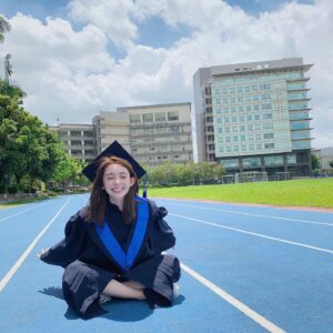 Frances Wu Instagram - 懷念高中的時光
跟朋友打打鬧鬧 上課偷玩手機
偷睡覺 偷翹第九節 數學作業全班抄來抄去 傳來傳去😂 偷偷罵老師 學老師的口頭禪 幫同學cover 作業沒寫的部分 好多好笑的事情🤣❤️

#高中生活就是要皮
#送上沒有露面過的畢業照🎓
#最後還有我跟朋友異口同聲說減肥藥的影片😂