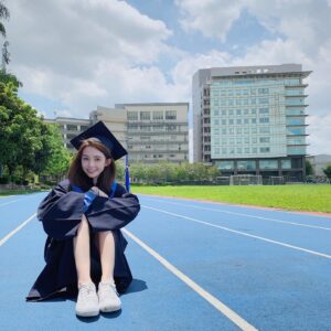 Frances Wu Instagram - 懷念高中的時光
跟朋友打打鬧鬧 上課偷玩手機
偷睡覺 偷翹第九節 數學作業全班抄來抄去 傳來傳去😂 偷偷罵老師 學老師的口頭禪 幫同學cover 作業沒寫的部分 好多好笑的事情🤣❤️

#高中生活就是要皮
#送上沒有露面過的畢業照🎓
#最後還有我跟朋友異口同聲說減肥藥的影片😂