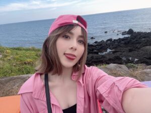 Frances Wu Instagram - 彩虹公路
同伴都不會拍 只好自拍
#濟州島 #彩虹公路 #제주 #핑그 #파다 #여행