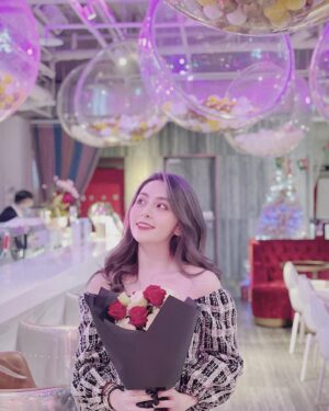 Frances Wu Instagram - 20歲了🥰
謝謝媽咪謝謝爸比
雖然我還是常常惹他們生氣
但其實我很愛很愛我爸媽❤️
不知不覺我已經2開頭了
似乎又是人生的另一個開始，邁入人生的下一個階段
現在的我就像是破完第一關關卡 在前往下一關的路途中的分岔路選擇命運與機會。
希望接下來的生活依然充實華麗豐富且腳踏實地 一步一步穩穩的向前走