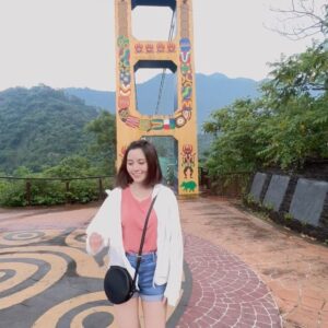 Frances Wu Instagram - 那個…..我發現我真的沒有一刻是正經的耶(￣∇￣)只要有鏡頭 我就開始不正常了啦🤓

工作之餘 娛樂一下大家
猜猜我在學什麼😜
