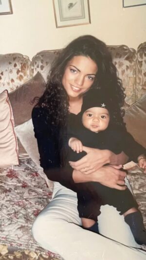 Francesca Antoniotti Instagram - 21 ans mon amour… Tu me feras sûrement supprimer ce réel mais j’ai passé la nuit à repenser à ce jour où je t’ai donné la vie… et à tous les moments magiques que tu m’offres depuis…Tu me rends si fière (un peu plus chaque année) et même si tu es vraiment un homme maintenant ( tu peux même boire aux États Unis🤣), pour moi tu resteras toujours le petit garçon que je voudrais protéger comme le plus précieux des trésors . Je t’aime plus que l’univers mon fils , beaucoup plus. 
@enzo_masudi