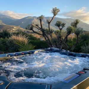 Francesca Antoniotti Instagram - À l’occasion de la Saint Valentin 💘 @orsini_bernard et moi avons décidé de vous gâter !! 
On vous propose un sublime concours :

Deux nuits en villa privée avec Jacuzzi à 10 min d’Ajaccio pour deux personnes ( Valentin/Valentine ou juste entre copines sans Valentin ça c’est vous qui voyez 😘) @villas_peraccia 😍😍 avec petits déjeuners évidemment 💞
En plus , nous offrons aux gagnants un magnum de champagne 🍾 et un bon d’achat de 100 euros à la sublime pâtisserie @quadru_chocolaterie pour satisfaire les plus gourmands 🤤🤤🎉🎉.

Pour participer c’est très simple, il suffit de:
- Liker ce post 
- Suivre le compte de @orsini_bernard et le mien @francesca.antoniotti 
- Reposter le concours en story en mentionnant nos deux comptes 
- Commenter ce post en mentionnant au moins 2 personnes 

Tirage au sort le mardi 20 Février.
Bonne chance à tous 🍀
* séjour entre le 25 /02 et 30/04. 
La villa dispose aussi d’un billard et d’un barbecue, une PS5, une table de Ping pong…
*l’abus d’alcool est dangereux pour la santé, à consommer avec modération.