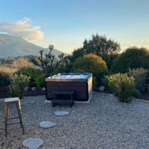 Francesca Antoniotti Instagram - À l’occasion de la Saint Valentin 💘 @orsini_bernard et moi avons décidé de vous gâter !! 
On vous propose un sublime concours :

Deux nuits en villa privée avec Jacuzzi à 10 min d’Ajaccio pour deux personnes ( Valentin/Valentine ou juste entre copines sans Valentin ça c’est vous qui voyez 😘) @villas_peraccia 😍😍 avec petits déjeuners évidemment 💞
En plus , nous offrons aux gagnants un magnum de champagne 🍾 et un bon d’achat de 100 euros à la sublime pâtisserie @quadru_chocolaterie pour satisfaire les plus gourmands 🤤🤤🎉🎉.

Pour participer c’est très simple, il suffit de:
- Liker ce post 
- Suivre le compte de @orsini_bernard et le mien @francesca.antoniotti 
- Reposter le concours en story en mentionnant nos deux comptes 
- Commenter ce post en mentionnant au moins 2 personnes 

Tirage au sort le mardi 20 Février.
Bonne chance à tous 🍀
* séjour entre le 25 /02 et 30/04. 
La villa dispose aussi d’un billard et d’un barbecue, une PS5, une table de Ping pong…
*l’abus d’alcool est dangereux pour la santé, à consommer avec modération.