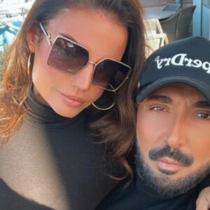 Francesca Antoniotti Instagram - Bon anniversaire mon roi 👑 
Comment te célébrer à part te dire que tu es le plus beau de tous les cadeaux 🎁 que tu me fais rire quand rien n’est drôle, que tu me fais espérer quand tout est noir et que tu fais de notre vie une fête sans fin … Comment fais tu pour tout transformer en éclats de rire? En moments d’exception? Pas un seul petit moment n’est ordinaire avec toi…
Tu es patient et aimant, tendre et tellement protecteur . Je n’aurais pu rêver mieux pour partager ma vie. Merci d’être toi un homme droit et bon avec des principes et des valeurs, tu es un exemple. Le mien en tous cas . Ma force. Que Dieu nous prête une longue route ensemble et surtout qu’il prenne soin de toi comme je vais essayer de continuer à le faire 🙏🏽 
Per sempre @orsini_bernard le meilleur est à venir ♥️
Je vous souhaite à tous et à toutes de trouver cette personne qui change tout en beau. ♥️🍀
Felice aniversariu mo core♥️