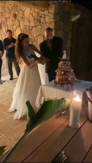 Francesca Antoniotti Instagram - 35 ans mon âme sœur 🎂❤️Tu es si jeune mais tu nous portes tous sur tes épaules et nous montres le chemin. Tu es notre exemple. Le mien et celui de tes enfants. Tu es un homme vrai,combatif et généreux . Je suis si fière de toi et de tout ce que tu as entrepris et je te soutiendrai dans tout ce que tu entreprendras .
Compte sur moi pour toujours. Si j’avais mille autres vies, c’est avec toi que je recasserai cette pièce montée encore mille fois. ( un peu moins fort peut être 🤣) 
Je t’aime mon mari et je te souhaite le plus merveilleux des anniversaires 🥂🔗