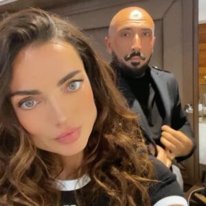 Francesca Antoniotti Instagram - Bon anniversaire mon roi 👑 
Comment te célébrer à part te dire que tu es le plus beau de tous les cadeaux 🎁 que tu me fais rire quand rien n’est drôle, que tu me fais espérer quand tout est noir et que tu fais de notre vie une fête sans fin … Comment fais tu pour tout transformer en éclats de rire? En moments d’exception? Pas un seul petit moment n’est ordinaire avec toi…
Tu es patient et aimant, tendre et tellement protecteur . Je n’aurais pu rêver mieux pour partager ma vie. Merci d’être toi un homme droit et bon avec des principes et des valeurs, tu es un exemple. Le mien en tous cas . Ma force. Que Dieu nous prête une longue route ensemble et surtout qu’il prenne soin de toi comme je vais essayer de continuer à le faire 🙏🏽 
Per sempre @orsini_bernard le meilleur est à venir ♥️
Je vous souhaite à tous et à toutes de trouver cette personne qui change tout en beau. ♥️🍀
Felice aniversariu mo core♥️