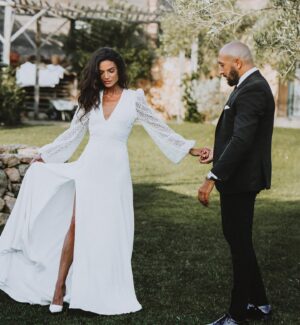 Francesca Antoniotti Instagram - Mr & Mrs Orsini 🔗
(Nos premières photos officielles ) 

Merci au domaine @pozzodimastri , Sylvain, Bruno et toute l’équipe , à @delphineciaravola.weddings pour l’organisation de folie, aux @cocopops_livemusic pour la musique parfaite , @panta.dj  pour l’ambiance de folie, @florelegante.ajaccio pour la magie des fleurs , 
aux photographes @bande_de_voyous qui ont capturé tous nos moments , 
à @atelierpetitpapier pour tous ces petits détails qui font la différence, @castelludibaricci pour le vin d’exception ,
au Père Olivier pour ses mots inoubliables et ses 10 commandements 🤣🙏🏽( un phénomène ) et @zailandco_show qui a mis le feu 🔥 
Tout était parfait 👏🏽👏🏽🎉🍾

Merci à vous tous d’avoir été présents en ce jour si particulier et de nous avoir tant gâté. 
Une pluie de mercis à tous pour vos milliers de messages et félicitations 🙏🏽 changez rien o zité. 

Le meilleur pour la fin, merci Mme Orsini 🤍 Ti tengu tantu caru. 

Un abbracciu tamantu a voi tutti 😘❤️ vous êtes des vrais 🙏🏽🙌🏽

Wedding plan @delphineciaravola.weddings 
Dress @studiomariageportovecchio 
Make up @soukainatanhirt
Nails @lescocottesajaccio 
Wedding venue @pozzodimastri 
Floral design @florelegante.ajaccio 
Music @cocopops_livemusic 
Dj @panta.dj 
Photo / vidéo @bande_de_voyous
