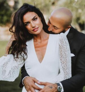 Francesca Antoniotti Instagram - Mr & Mrs Orsini 🔗
(Nos premières photos officielles ) 

Merci au domaine @pozzodimastri , Sylvain, Bruno et toute l’équipe , à @delphineciaravola.weddings pour l’organisation de folie, aux @cocopops_livemusic pour la musique parfaite , @panta.dj  pour l’ambiance de folie, @florelegante.ajaccio pour la magie des fleurs , 
aux photographes @bande_de_voyous qui ont capturé tous nos moments , 
à @atelierpetitpapier pour tous ces petits détails qui font la différence, @castelludibaricci pour le vin d’exception ,
au Père Olivier pour ses mots inoubliables et ses 10 commandements 🤣🙏🏽( un phénomène ) et @zailandco_show qui a mis le feu 🔥 
Tout était parfait 👏🏽👏🏽🎉🍾

Merci à vous tous d’avoir été présents en ce jour si particulier et de nous avoir tant gâté. 
Une pluie de mercis à tous pour vos milliers de messages et félicitations 🙏🏽 changez rien o zité. 

Le meilleur pour la fin, merci Mme Orsini 🤍 Ti tengu tantu caru. 

Un abbracciu tamantu a voi tutti 😘❤️ vous êtes des vrais 🙏🏽🙌🏽

Wedding plan @delphineciaravola.weddings 
Dress @studiomariageportovecchio 
Make up @soukainatanhirt
Nails @lescocottesajaccio 
Wedding venue @pozzodimastri 
Floral design @florelegante.ajaccio 
Music @cocopops_livemusic 
Dj @panta.dj 
Photo / vidéo @bande_de_voyous