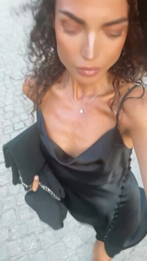 Francesca Antoniotti Instagram - Cherchez l’erreur 🤣🤣🤣❤️❤️❤️ #blackoutfit #whiteoutfit #blackandwhite #couple #date #datenight