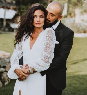 Francesca Antoniotti Instagram - Mr & Mrs Orsini 🔗
(Nos premières photos officielles ) 

Merci au domaine @pozzodimastri , Sylvain, Bruno et toute l’équipe , à @delphineciaravola.weddings pour l’organisation de folie, aux @cocopops_livemusic pour la musique parfaite , @panta.dj  pour l’ambiance de folie, @florelegante.ajaccio pour la magie des fleurs , 
aux photographes @bande_de_voyous qui ont capturé tous nos moments , 
à @atelierpetitpapier pour tous ces petits détails qui font la différence, @castelludibaricci pour le vin d’exception ,
au Père Olivier pour ses mots inoubliables et ses 10 commandements 🤣🙏🏽( un phénomène ) et @zailandco_show qui a mis le feu 🔥 
Tout était parfait 👏🏽👏🏽🎉🍾

Merci à vous tous d’avoir été présents en ce jour si particulier et de nous avoir tant gâté. 
Une pluie de mercis à tous pour vos milliers de messages et félicitations 🙏🏽 changez rien o zité. 

Le meilleur pour la fin, merci Mme Orsini 🤍 Ti tengu tantu caru. 

Un abbracciu tamantu a voi tutti 😘❤️ vous êtes des vrais 🙏🏽🙌🏽

Wedding plan @delphineciaravola.weddings 
Dress @studiomariageportovecchio 
Make up @soukainatanhirt
Nails @lescocottesajaccio 
Wedding venue @pozzodimastri 
Floral design @florelegante.ajaccio 
Music @cocopops_livemusic 
Dj @panta.dj 
Photo / vidéo @bande_de_voyous