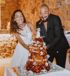 Francesca Antoniotti Instagram - Mr & Mrs Orsini 🔗
(Nos premières photos officielles ) 

Merci au domaine @pozzodimastri , Sylvain, Bruno et toute l’équipe , à @delphineciaravola.weddings pour l’organisation de folie, aux @cocopops_livemusic pour la musique parfaite , @panta.dj  pour l’ambiance de folie, @florelegante.ajaccio pour la magie des fleurs , 
aux photographes @bande_de_voyous qui ont capturé tous nos moments , 
à @atelierpetitpapier pour tous ces petits détails qui font la différence, @castelludibaricci pour le vin d’exception ,
au Père Olivier pour ses mots inoubliables et ses 10 commandements 🤣🙏🏽( un phénomène ) et @zailandco_show qui a mis le feu 🔥 
Tout était parfait 👏🏽👏🏽🎉🍾

Merci à vous tous d’avoir été présents en ce jour si particulier et de nous avoir tant gâté. 
Une pluie de mercis à tous pour vos milliers de messages et félicitations 🙏🏽 changez rien o zité. 

Le meilleur pour la fin, merci Mme Orsini 🤍 Ti tengu tantu caru. 

Un abbracciu tamantu a voi tutti 😘❤️ vous êtes des vrais 🙏🏽🙌🏽

Wedding plan @delphineciaravola.weddings 
Dress @studiomariageportovecchio 
Make up @soukainatanhirt
Nails @lescocottesajaccio 
Wedding venue @pozzodimastri 
Floral design @florelegante.ajaccio 
Music @cocopops_livemusic 
Dj @panta.dj 
Photo / vidéo @bande_de_voyous