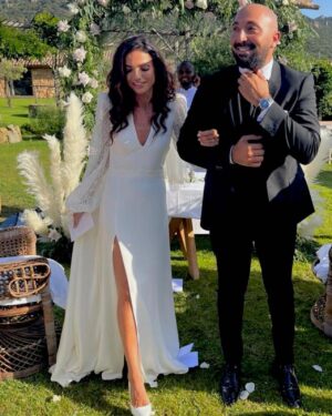 Francesca Antoniotti Instagram - Je n’ai pas pu attendre plus longtemps avant de vous partager quelques photos et vidéos de notre mariage,célébré au paradis @pozzodimastri, prises par nos chers amis hier soir…
Je vous posterai de sublimes clichés faits par @bande_de_voyous bientôt en attendant c’est un peu flou mais c’est surtout rempli d’amour 💕 D’ailleurs, mes premiers mots sont pour mon mari,merci de m’avoir choisie, je t’aime passionnément @orsini_bernard tu m’as offert le plus beau des moments 💕 
puis pour nos invités merci d’avoir partagé ce moment d’immense bonheur avec nous ♥️
Mon fils,mes parents (j’ai eu la chance que mon papa m’amène à l’Autel ) , ma petite soeur mes oncles , tous nos amis et famille venus faire la fête avec nous, j’ai des souvenirs avec chacun de vous…
On vous aime tous tellement ❤️

Je voudrais sans attendre remercier notre fabuleuse wedding planneuse @delphineciaravola.weddings qui a tout mené d’une main de maître … Une véritable fée … Tout simplement …

Un immense merci aussi @studiomariageportovecchio 👰🏻‍♀️Marinella m’a trouvé la robe de mes rêves et elle n’a que des merveilles 💕

Je vous posterai tous les détails de chacun de nos chers prestataires très vite … 
En attendant dites moi quelle est votre photo ou vidéo préférée… 

J’ai hâte de vous lire … de mon petit nuage ☁️