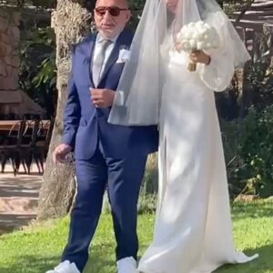 Francesca Antoniotti Instagram - Je n’ai pas pu attendre plus longtemps avant de vous partager quelques photos et vidéos de notre mariage,célébré au paradis @pozzodimastri, prises par nos chers amis hier soir…
Je vous posterai de sublimes clichés faits par @bande_de_voyous bientôt en attendant c’est un peu flou mais c’est surtout rempli d’amour 💕 D’ailleurs, mes premiers mots sont pour mon mari,merci de m’avoir choisie, je t’aime passionnément @orsini_bernard tu m’as offert le plus beau des moments 💕 
puis pour nos invités merci d’avoir partagé ce moment d’immense bonheur avec nous ♥️
Mon fils,mes parents (j’ai eu la chance que mon papa m’amène à l’Autel ) , ma petite soeur mes oncles , tous nos amis et famille venus faire la fête avec nous, j’ai des souvenirs avec chacun de vous…
On vous aime tous tellement ❤️

Je voudrais sans attendre remercier notre fabuleuse wedding planneuse @delphineciaravola.weddings qui a tout mené d’une main de maître … Une véritable fée … Tout simplement …

Un immense merci aussi @studiomariageportovecchio 👰🏻‍♀️Marinella m’a trouvé la robe de mes rêves et elle n’a que des merveilles 💕

Je vous posterai tous les détails de chacun de nos chers prestataires très vite … 
En attendant dites moi quelle est votre photo ou vidéo préférée… 

J’ai hâte de vous lire … de mon petit nuage ☁️