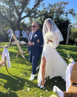 Francesca Antoniotti Instagram - Je n’ai pas pu attendre plus longtemps avant de vous partager quelques photos et vidéos de notre mariage,célébré au paradis @pozzodimastri, prises par nos chers amis hier soir…
Je vous posterai de sublimes clichés faits par @bande_de_voyous bientôt en attendant c’est un peu flou mais c’est surtout rempli d’amour 💕 D’ailleurs, mes premiers mots sont pour mon mari,merci de m’avoir choisie, je t’aime passionnément @orsini_bernard tu m’as offert le plus beau des moments 💕 
puis pour nos invités merci d’avoir partagé ce moment d’immense bonheur avec nous ♥️
Mon fils,mes parents (j’ai eu la chance que mon papa m’amène à l’Autel ) , ma petite soeur mes oncles , tous nos amis et famille venus faire la fête avec nous, j’ai des souvenirs avec chacun de vous…
On vous aime tous tellement ❤️

Je voudrais sans attendre remercier notre fabuleuse wedding planneuse @delphineciaravola.weddings qui a tout mené d’une main de maître … Une véritable fée … Tout simplement …

Un immense merci aussi @studiomariageportovecchio 👰🏻‍♀️Marinella m’a trouvé la robe de mes rêves et elle n’a que des merveilles 💕

Je vous posterai tous les détails de chacun de nos chers prestataires très vite … 
En attendant dites moi quelle est votre photo ou vidéo préférée… 

J’ai hâte de vous lire … de mon petit nuage ☁️