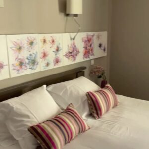 Francesca Antoniotti Instagram - 🎁🎁 ÉNORME CONCOURS 🎁🎁

Mes amours,aujourd’hui j’ai repris ma hotte magique juste avant l’été pour vous permettre de remporter un cadeau somptueux : 

Un séjour de deux nuits en chambre supérieure avec petits déjeuners et apéro pour 2 dans un hôtel que j’affectionne tout particulièrement et justement j’y suis en ce moment ❤️❤️ (cf mes stories) @hotelscandola . Un paradis dans un des plus beaux villages de Corse à Piana avec une vue à couper le souffle sur la réserve de Scandola et sur le village et sa superbe église . ( du 15/09/2022 au 15/11 et du 01/04/2023 au 15/06/2023 selon dispos)

Pour participer, c’est très simple :

-Suivre le compte de l’hôtel @hotelscandola et le mien @francesca.antoniotti 
- Commenter ce post en mentionnant au moins 3 personnes 
- reposter le concours en story en mentionnant les deux comptes @hotelscandola et @francesca.antoniotti .

Bonne chance à tous, tirage au sort le vendredi 17 Juin.