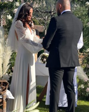 Francesca Antoniotti Instagram - Je n’ai pas pu attendre plus longtemps avant de vous partager quelques photos et vidéos de notre mariage,célébré au paradis @pozzodimastri, prises par nos chers amis hier soir…
Je vous posterai de sublimes clichés faits par @bande_de_voyous bientôt en attendant c’est un peu flou mais c’est surtout rempli d’amour 💕 D’ailleurs, mes premiers mots sont pour mon mari,merci de m’avoir choisie, je t’aime passionnément @orsini_bernard tu m’as offert le plus beau des moments 💕 
puis pour nos invités merci d’avoir partagé ce moment d’immense bonheur avec nous ♥️
Mon fils,mes parents (j’ai eu la chance que mon papa m’amène à l’Autel ) , ma petite soeur mes oncles , tous nos amis et famille venus faire la fête avec nous, j’ai des souvenirs avec chacun de vous…
On vous aime tous tellement ❤️

Je voudrais sans attendre remercier notre fabuleuse wedding planneuse @delphineciaravola.weddings qui a tout mené d’une main de maître … Une véritable fée … Tout simplement …

Un immense merci aussi @studiomariageportovecchio 👰🏻‍♀️Marinella m’a trouvé la robe de mes rêves et elle n’a que des merveilles 💕

Je vous posterai tous les détails de chacun de nos chers prestataires très vite … 
En attendant dites moi quelle est votre photo ou vidéo préférée… 

J’ai hâte de vous lire … de mon petit nuage ☁️