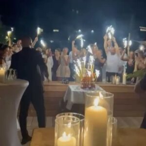 Francesca Antoniotti Instagram - Je n’ai pas pu attendre plus longtemps avant de vous partager quelques photos et vidéos de notre mariage,célébré au paradis @pozzodimastri, prises par nos chers amis hier soir…
Je vous posterai de sublimes clichés faits par @bande_de_voyous bientôt en attendant c’est un peu flou mais c’est surtout rempli d’amour 💕 D’ailleurs, mes premiers mots sont pour mon mari,merci de m’avoir choisie, je t’aime passionnément @orsini_bernard tu m’as offert le plus beau des moments 💕 
puis pour nos invités merci d’avoir partagé ce moment d’immense bonheur avec nous ♥️
Mon fils,mes parents (j’ai eu la chance que mon papa m’amène à l’Autel ) , ma petite soeur mes oncles , tous nos amis et famille venus faire la fête avec nous, j’ai des souvenirs avec chacun de vous…
On vous aime tous tellement ❤️

Je voudrais sans attendre remercier notre fabuleuse wedding planneuse @delphineciaravola.weddings qui a tout mené d’une main de maître … Une véritable fée … Tout simplement …

Un immense merci aussi @studiomariageportovecchio 👰🏻‍♀️Marinella m’a trouvé la robe de mes rêves et elle n’a que des merveilles 💕

Je vous posterai tous les détails de chacun de nos chers prestataires très vite … 
En attendant dites moi quelle est votre photo ou vidéo préférée… 

J’ai hâte de vous lire … de mon petit nuage ☁️