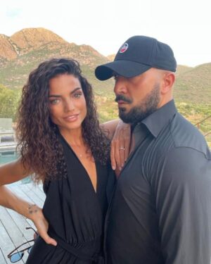 Francesca Antoniotti Instagram - J-8 avant 👰🏻‍♀️🔗
Readyyyyy @orsini_bernard ??? 💕💕
Dites moi quelle est votre préférée en com et je vous envoie votre carton d’invitation 🤣♥️
