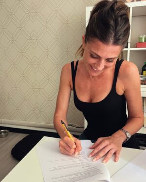 Francesca Valtorta Instagram - Terzo contratto firmato insieme ♥️
Sono così felice di condividere proprio con te questo percorso!
A noi!! e ad altri mille lavori insieme 🥂♥️👩🏼‍🤝‍👩🏻
Love you @martina__caf 
@studiocafiero_ 
#quandolatuaagenteèunatuaamica 🌟

#newjob #film #cinema #francescavaltorta #happy #actress