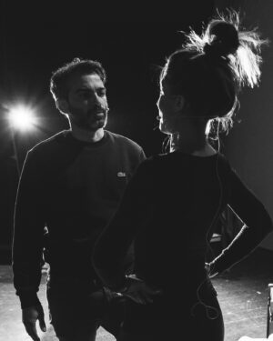 Francesca Valtorta Instagram - Prendersi cura ♥️
Perché anche se lo spettacolo l’hai fatto 100 volte c’è sempre prima di entrare in scena un momento di paura, di ansia, di insicurezza …. oppure ….se ti senti poco bene?? The show must go on! E se a qualcuno serve rivedere qualcosa??? “Oddio mi sembra di non ricordare bene quella battuta!” “Oh madonna ragazzi vi prego riproviamo quel pezzo che vorrei aggiustare delle cose??” . Quella cazzo di canzone che dovevo fare gliel’ho fatta riprovare tutti i giorni che Dio ha messo sulla terra 😂😂😂😂 e Primo e Fabrizio l’hanno sempre riprovata con me. In tutti questi momenti noi ci siamo presi cura gli uni degli altri, sempre. Non lasciando mai indietro nessuno. E questa è una cosa preziosa che mi porteroò con me per sempre di questo spettacolo . 
La prima foto che vedete, scatto rubato bellissimo di @francooberto , immortala proprio uno di questi momenti ♥️ … e tanti altri del magico dietro le quinte. 
Moltissime foto non le ho potute mettere perché (cristo!) erano tutte in orizzontale e venivano tagliate 🤬 
Vi voglio bene ♥️♥️♥️
@primo_reggiani @bordignon_fabrizio 

Con Caravaggio il maledetto torniamo questa estate con una mini tournée estiva e con la stessa squadra per il prossimo inverno abbiamo già un nuovo progetto in cantiere 😍😍😍

#teatro #theater #love #actress #attrice #francescavaltorta #tournée #